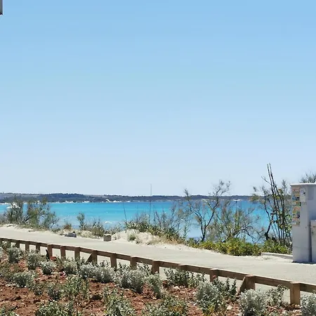Appartamento Baia A Schiera A 100 M Dalla